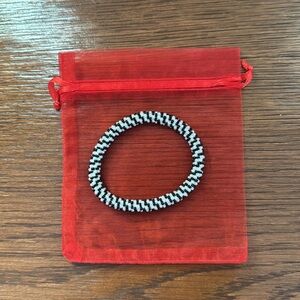 🦓 Sashka white/black glass beaded bracelet.